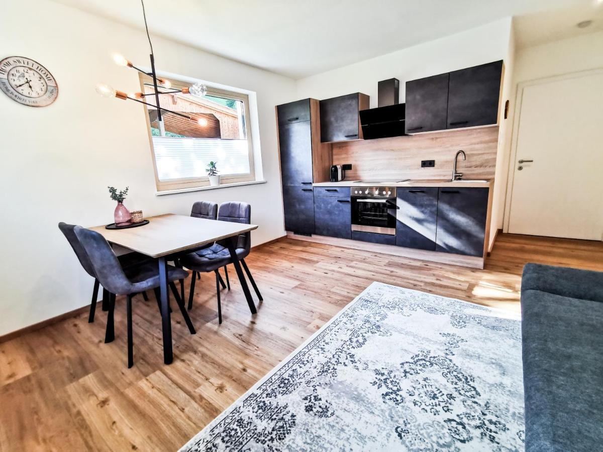Pair Im Dorf *